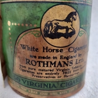 rund metal cigaret dåse påklisteret grønt papir med sort tekst white horse England Rothmann gammel blikdåse.